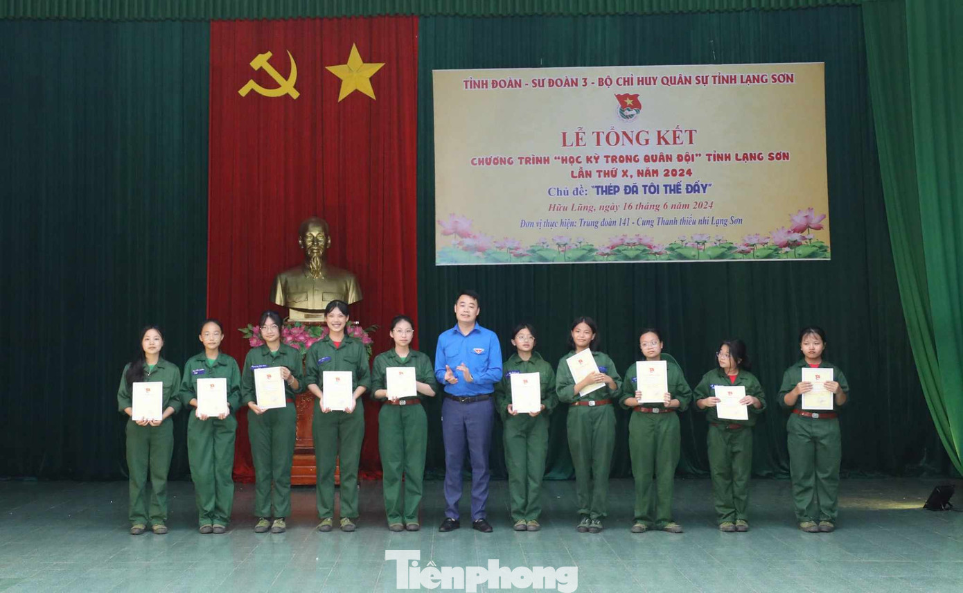Lãnh đạo Tỉnh Đoàn và Trung đoàn 141 trao giấy chứng nhận tham gia khóa "Học kỳ trong quân đội" cho các chiến sĩ nhí.