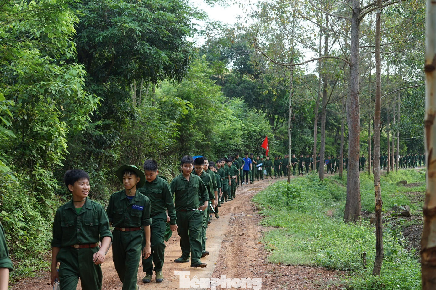 Các chiến sĩ nhí tham gia hành quân dã ngoại. Ảnh: Duy Chiến