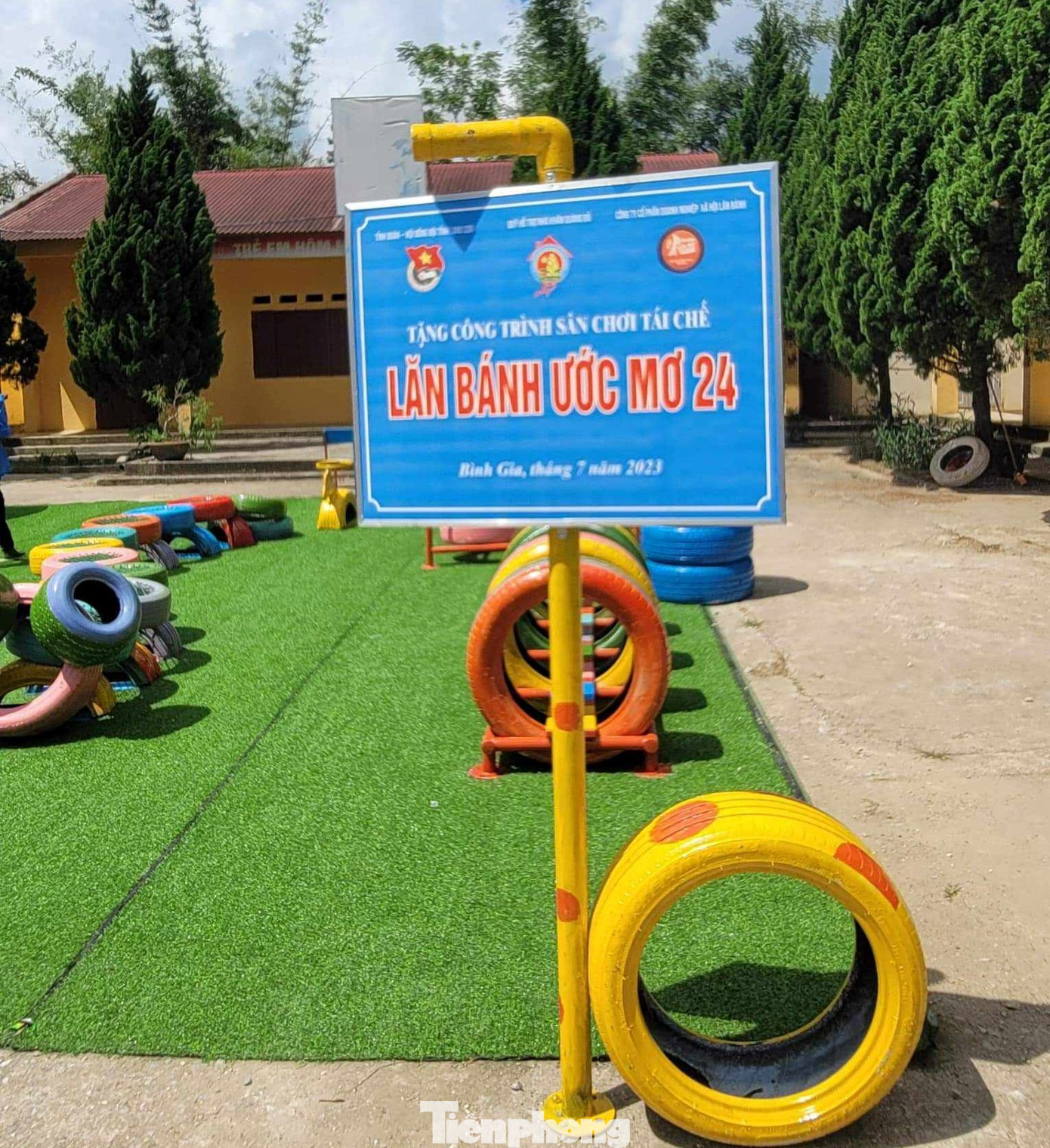 Các vật dụng tái chế biến thành sân chơi cho các em