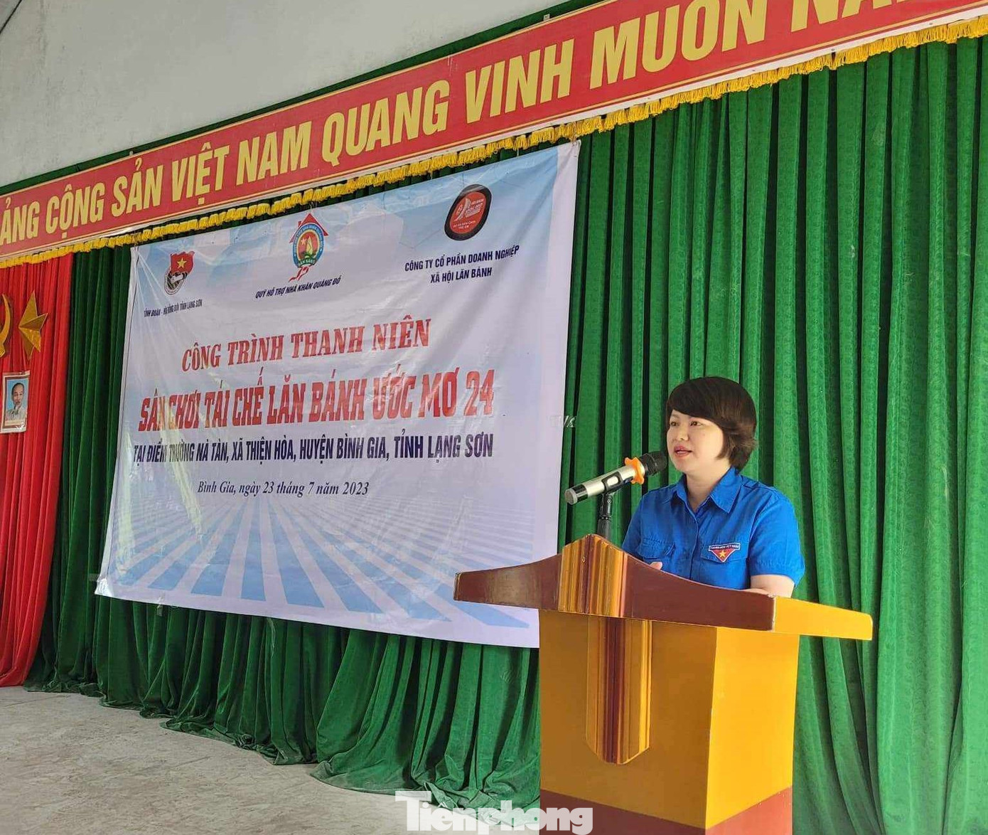 Chị Lê Thùy Dung, Phó Bí thư Tỉnh Đoàn - Chủ tịch hội đồng Đội mong muốn công trình sân tái chế lăn bánh ước mơ 24 sẽ giúp các em thiếu nhi vùng cao vui vẻ, hạnh phúc. Ảnh: Duy Chiến