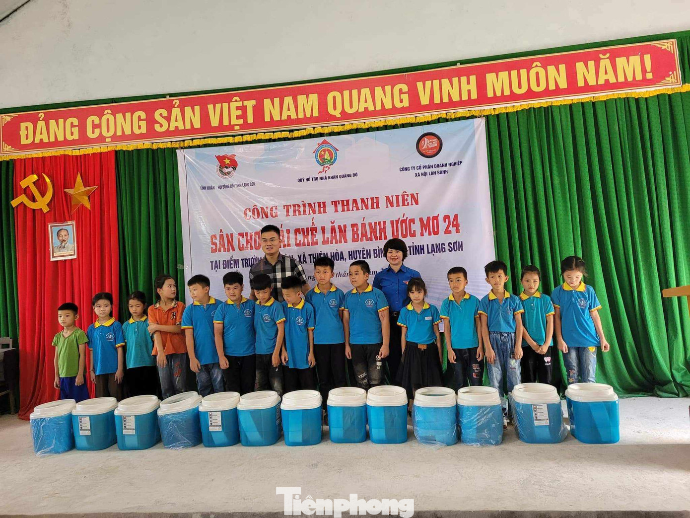 Tặng quà cho các em nghèo, hoàn cảnh khó khăn