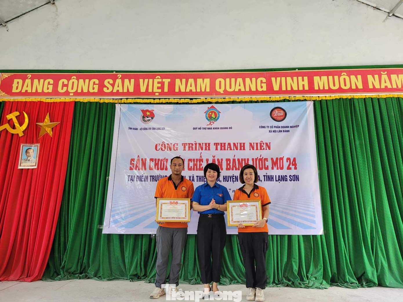 Chị Lê Thùy Dung, Phó Bí thư Tỉnh Đoàn - Chủ tịch Hội đồng Đội tỉnh Lạng Sơn (giữa) tri ân những đơn vị đồng hành cùng chương trình