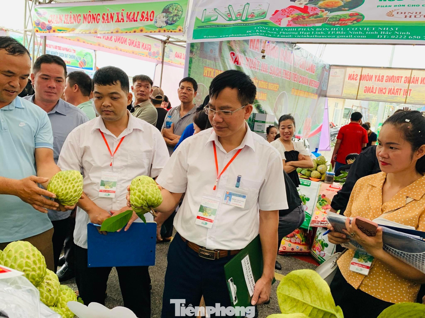 Tham gia hội chợ na có khoảng 10 gian hàng đến từ các địa phương trồng na ở Chi Lăng. Trong ảnh: Ban tổ chức chấm gian hàng đẹp, chất lượng na tốt để trao giải. Ảnh: Duy Chiến