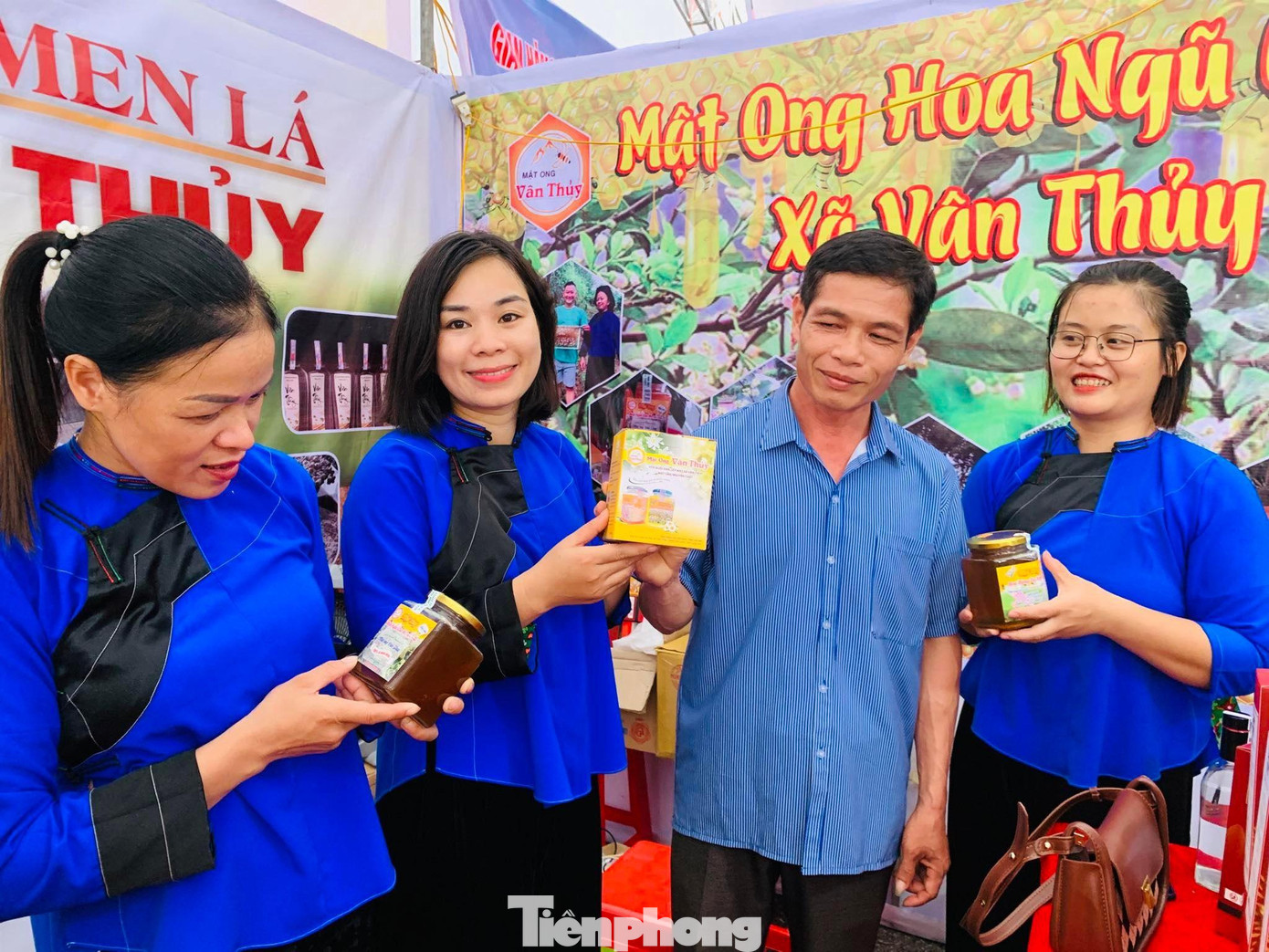 Mật ong rừng tự nhiên hút du khách. Ảnh: Duy Chiến