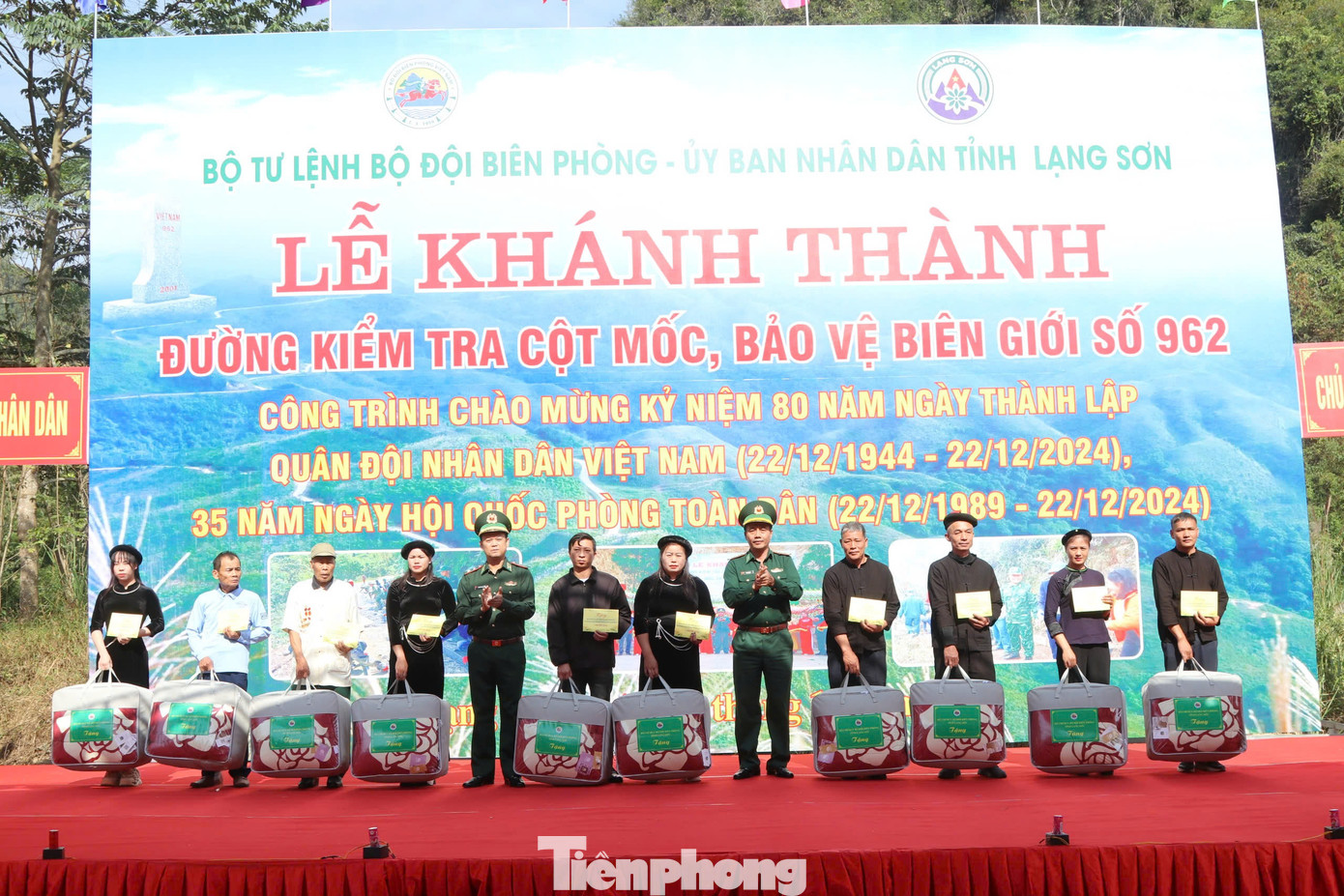 Tặng quà cho nhân dân các dân tộc vùng biên giới Lạng Sơn. Tặng quà cho nhân dân các dân tộc vùng biên giới Lạng Sơn.