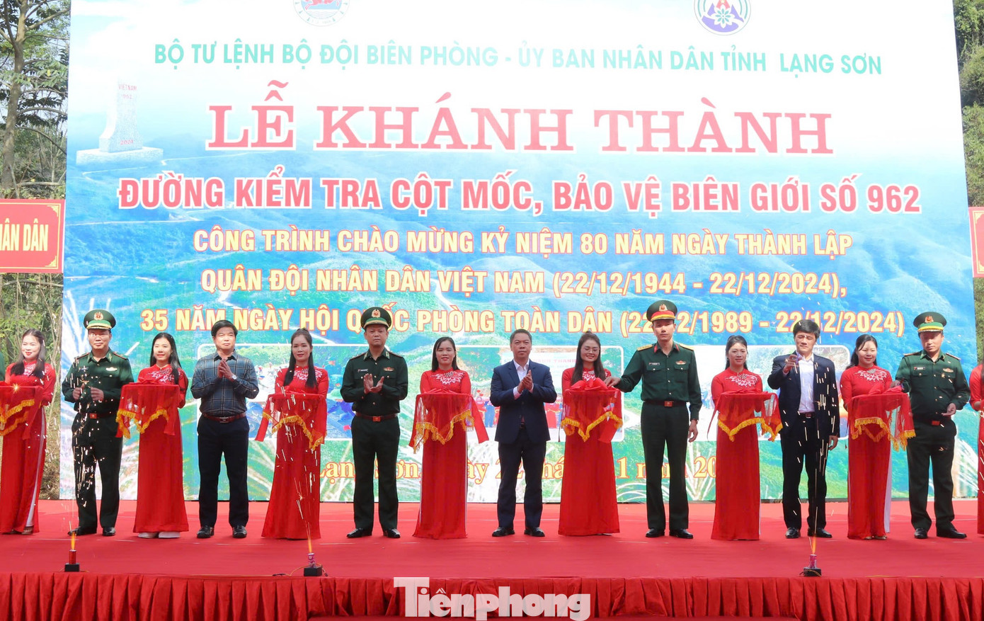 Nghi lễ cắt băng khánh thành đường kiểm tra cột mốc, bảo vệ biên giới số 962. Nghi lễ cắt băng khánh thành đường kiểm tra cột mốc, bảo vệ biên giới số 962.