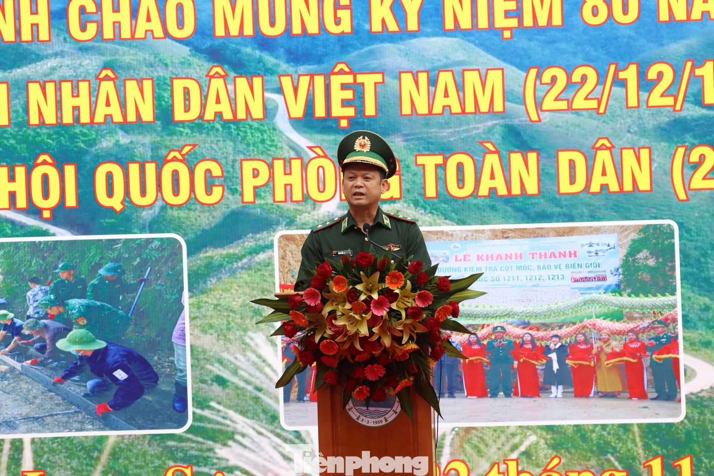 Trung tướng Nguyễn Anh Tuấn, Chính ủy Bộ đội Biên phòng Việt Nam nhấn mạnh, việc xây dựng đường kiểm tra cột mốc là cách làm hay, sáng tạo của quân và dân Lạng Sơn. Trung tướng Nguyễn Anh Tuấn, Chính ủy Bộ đội Biên phòng Việt Nam nhấn mạnh, việc xây dựng đường kiểm tra cột mốc là cách làm hay, sáng tạo của quân và dân Lạng Sơn.