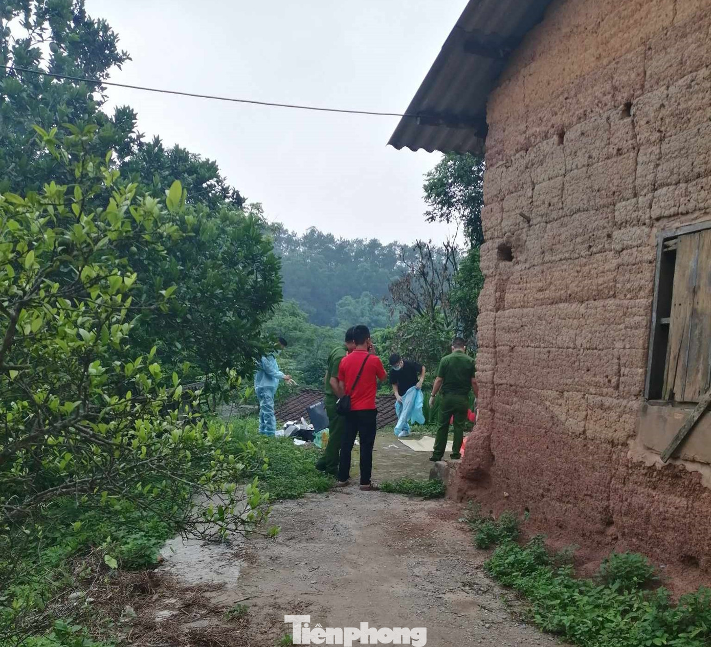 Lực lượng chức năng Lạng Sơn đang tiến hành khám nghiệm tử thi, điều tra xử lý vụ việc. Ảnh: Duy Chiến Lực lượng chức năng Lạng Sơn đang tiến hành khám nghiệm tử thi, điều tra xử lý vụ việc. Ảnh: Duy Chiến