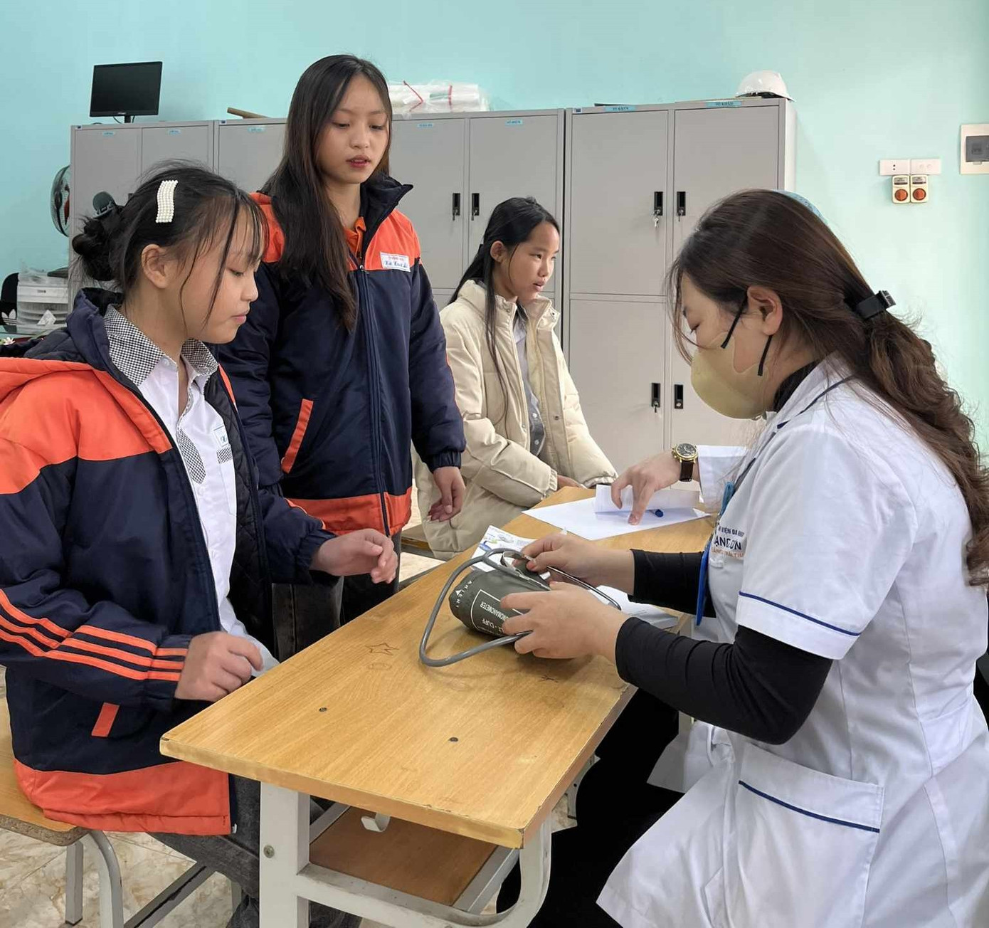 Khám bệnh, tư vấn sức khỏe cho học sinh vùng biên giới.