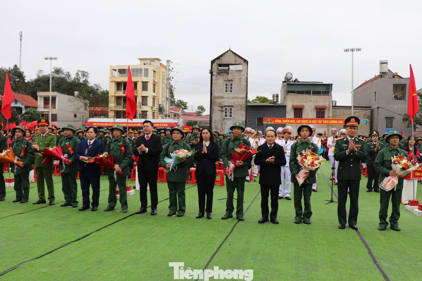 Lãnh đạo tỉnh Lạng Sơn tặng hoa cho đại diện các tân binh xứ Lạng. Ảnh: Duy Chiến