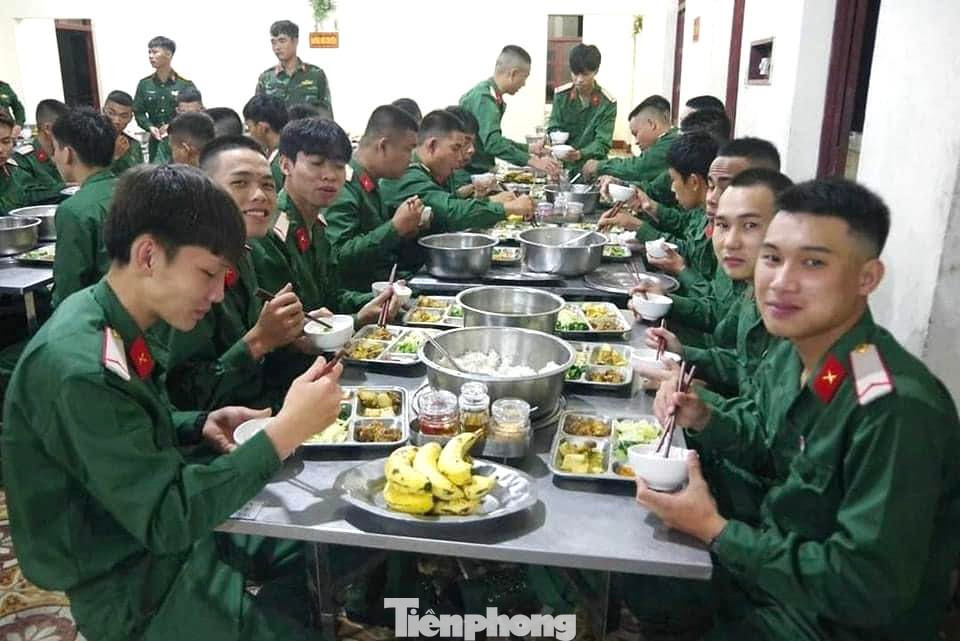 Bữa cơm đầu tiên trong đời quân ngũ.