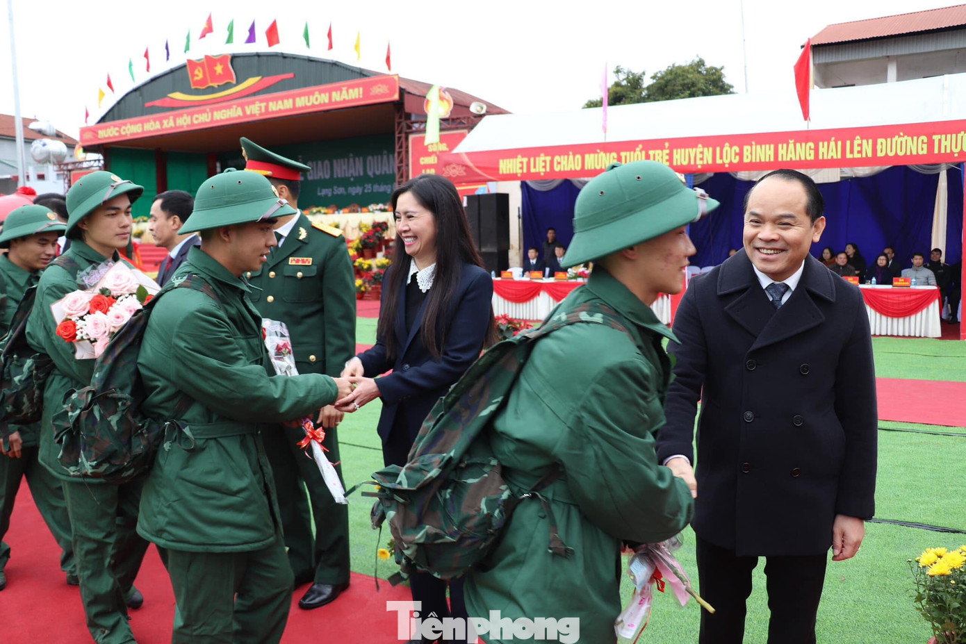 Đồng chí Bí thư Tỉnh ủy Lạng Sơn Nguyễn Quốc Đoàn (ngoài cùng bên phải) động viên chiến sỹ lên đường nhập ngũ.