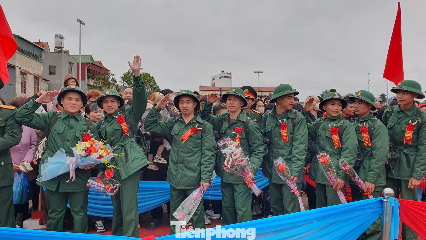 Tạm biệt người thân lên đường lập chiến công. Ảnh: Duy Chiến