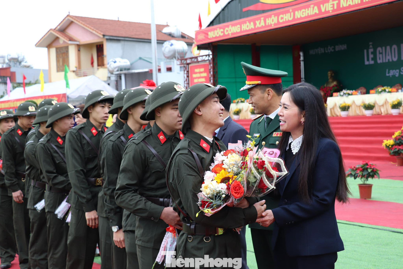 Tân binh phấn khởi lên đường nhận nhiệm vụ. Ảnh: Duy Chiến