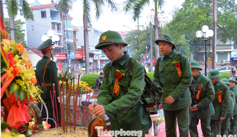 Các tân binh thắp hương tại Khu lưu niệm Bác Hồ tại thành phố Lạng Sơn.
