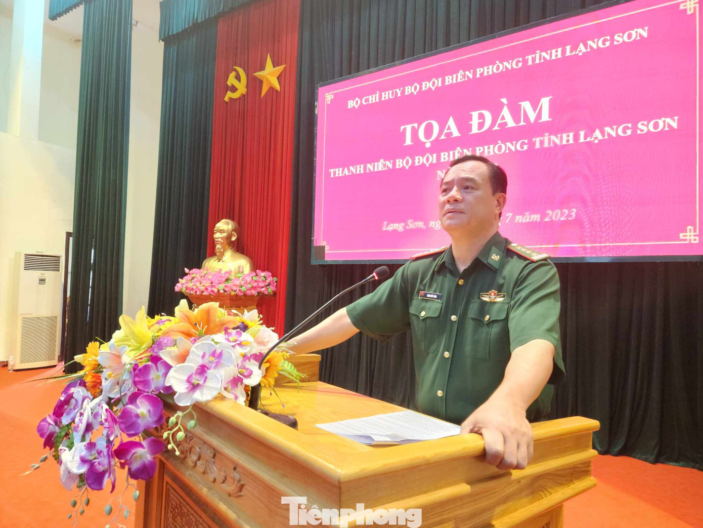 Đại tá Trịnh Hữu Tăng, Chính ủy BĐBP tỉnh Lạng Sơn nhấn mạnh, tọa đàm là dịp để tuổi trẻ lực lượng Biên phòng tham gia phát biểu, hiến kế để xây dựng tổ chức Đoàn ở biên giới ngày càng vững mạnh. Ảnh: Duy Chiến