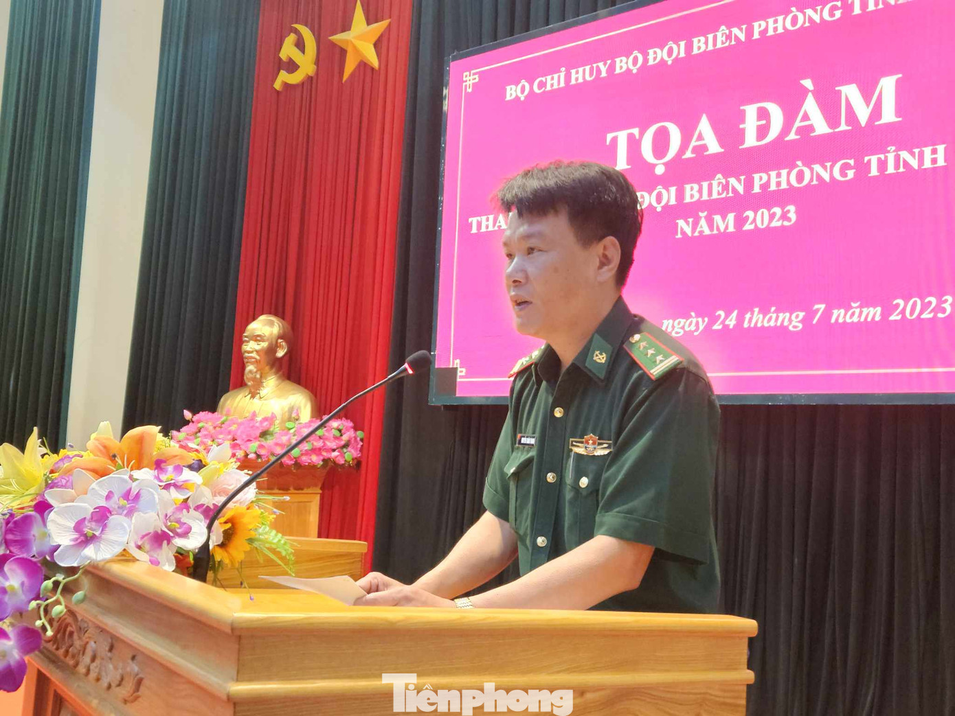 Thượng tá Nguyễn Xuân Thanh, Phó Chủ nhiệm chính trị Bộ CHBP tỉnh Lạng Sơn báo cáo đề dẫn buổi tọa đàm.