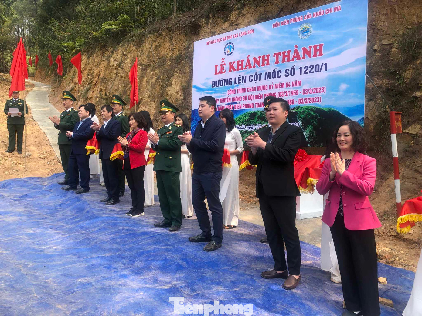 Lực lượng đoàn viên, nhân dân chung sức xây dựng đường lên cột mốc biên giới