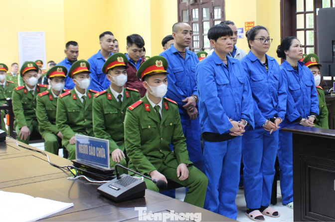 11 bị cáo ra tòa, khai nhận hành vi buôn bán, vận chuyển trái phép ma túy.