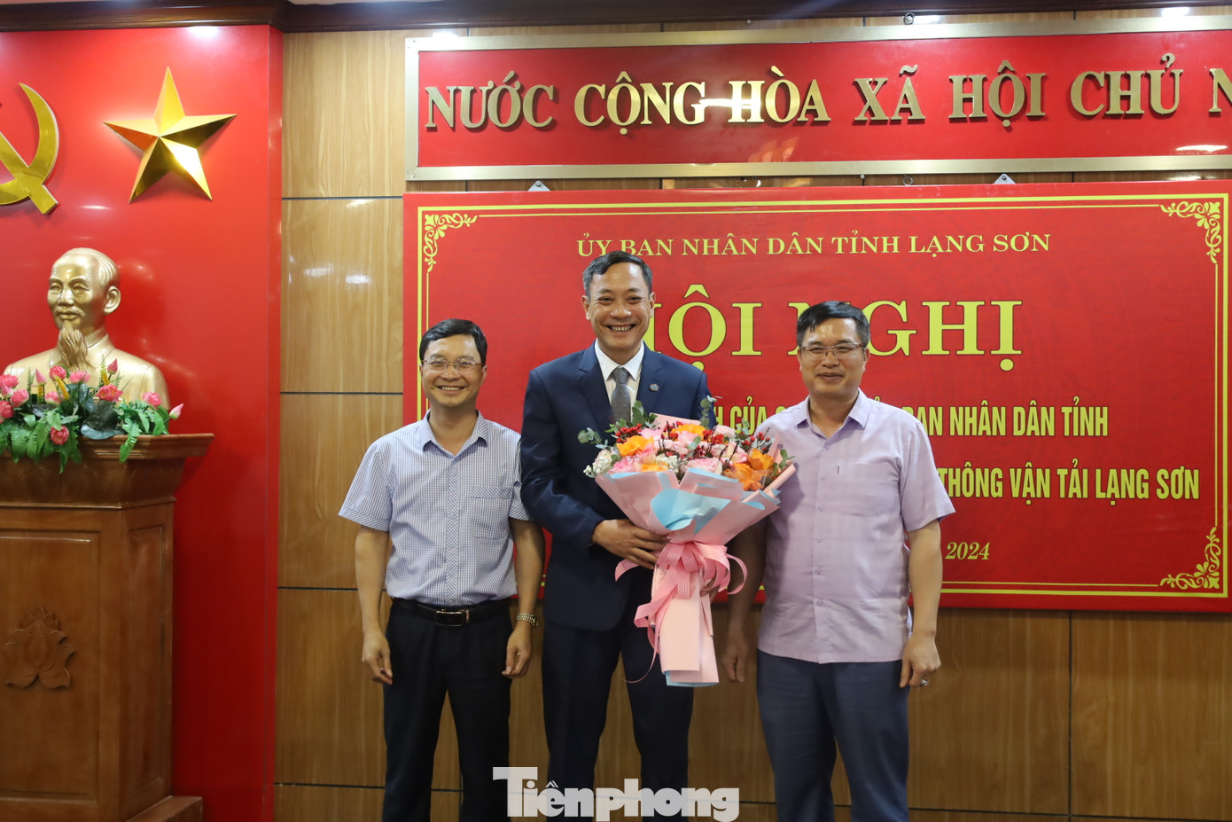 Ban Giám đốc Sở GTVT Lạng Sơn tặng hoa chúc mừng ông Hoàng Viết Đông (giữa). Ảnh: Duy Chiến Ban Giám đốc Sở GTVT Lạng Sơn tặng hoa chúc mừng ông Hoàng Viết Đông (giữa). Ảnh: Duy Chiến