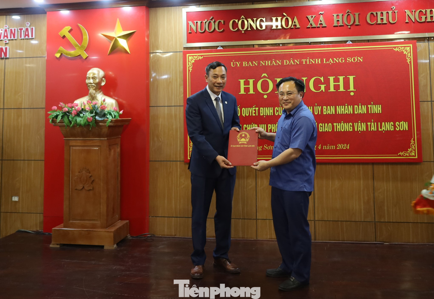 Ông Hoàng Viết Đông (bìa trái) nhận Quyết định bổ nhiệm từ lãnh đạo UBND tỉnh Lạng Sơn. Ảnh: Duy Chiến Ông Hoàng Viết Đông (bìa trái) nhận Quyết định bổ nhiệm từ lãnh đạo UBND tỉnh Lạng Sơn. Ảnh: Duy Chiến