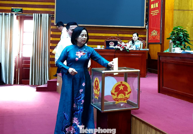 Đại biểu HĐND tỉnh Lạng Sơn bỏ phiếu bầu bổ sung Ủy viên UBND tỉnh Lạng Sơn. Ảnh: Duy Chiến Đại biểu HĐND tỉnh Lạng Sơn bỏ phiếu bầu bổ sung Ủy viên UBND tỉnh Lạng Sơn. Ảnh: Duy Chiến