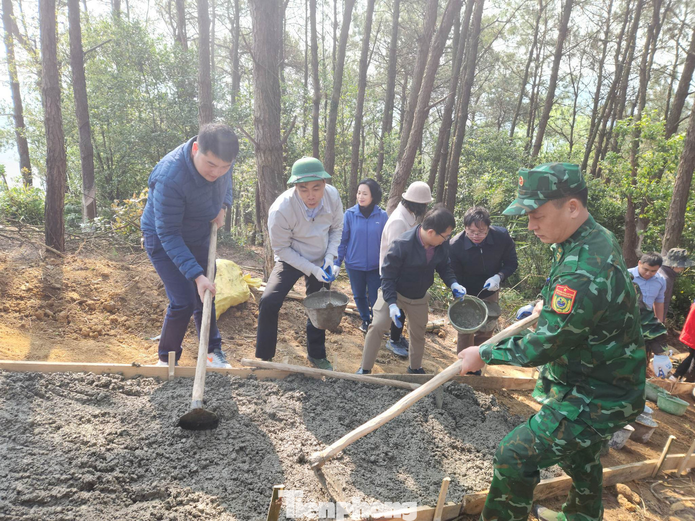 Chỉ trong bốn ngày thi công, công trình xây dựng đường lên mốc 1220/1 được hoàn thành. Ảnh: Duy Chiến Chỉ trong bốn ngày thi công, công trình xây dựng đường lên mốc 1220/1 được hoàn thành. Ảnh: Duy Chiến