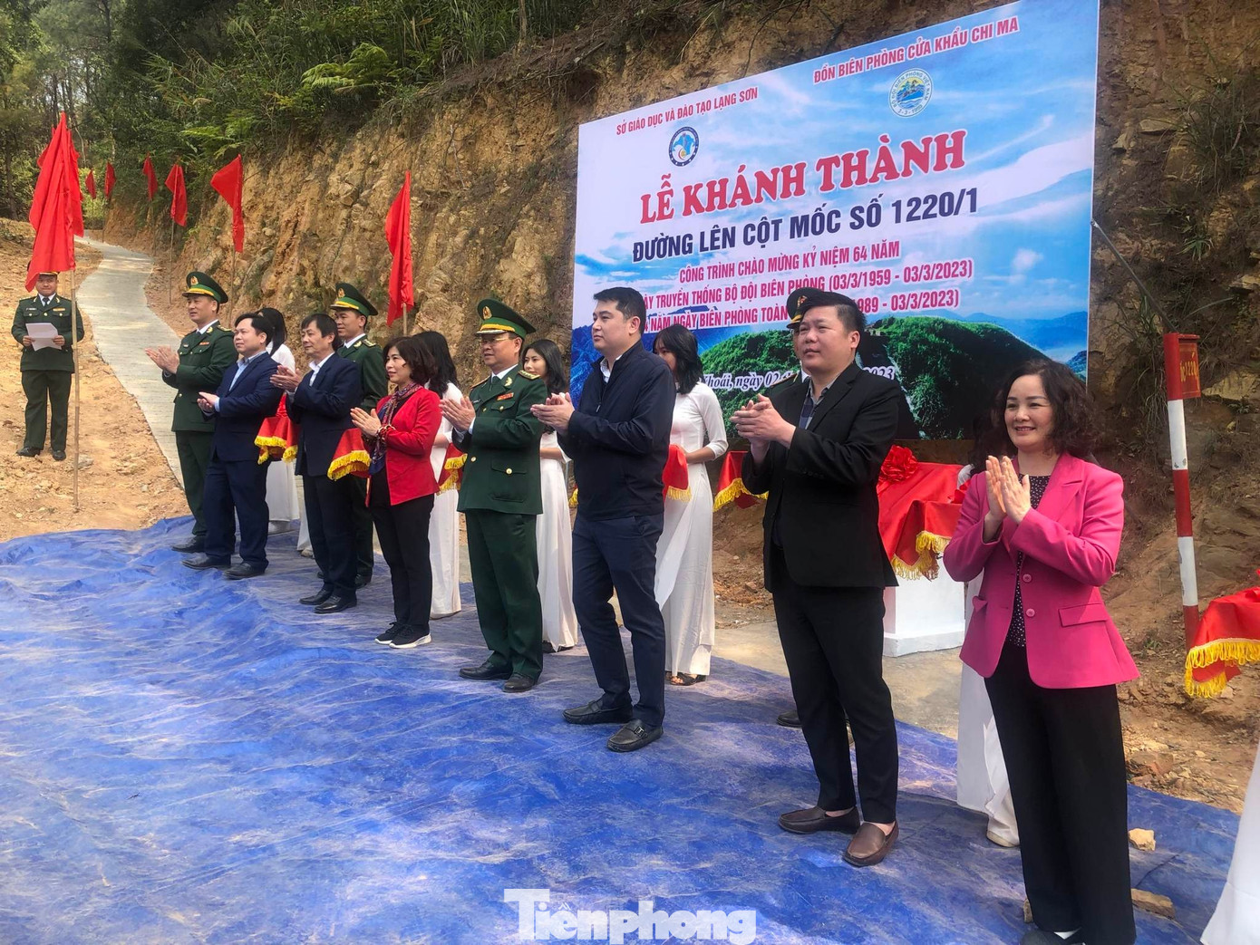 Lễ khánh thành đường lên cột mốc 1220/1 do cán bộ, giáo viên, học sinh ngành Lạng Sơn đóng góp. Ảnh: Duy Chiến Lễ khánh thành đường lên cột mốc 1220/1 do cán bộ, giáo viên, học sinh ngành Lạng Sơn đóng góp. Ảnh: Duy Chiến
