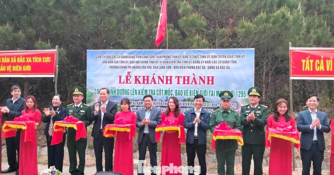 Khánh thành đường nhánh lên cột mốc 1295, xã Bắc Xa, huyện Đình Lập. Ảnh: Duy Chiến Khánh thành đường nhánh lên cột mốc 1295, xã Bắc Xa, huyện Đình Lập. Ảnh: Duy Chiến