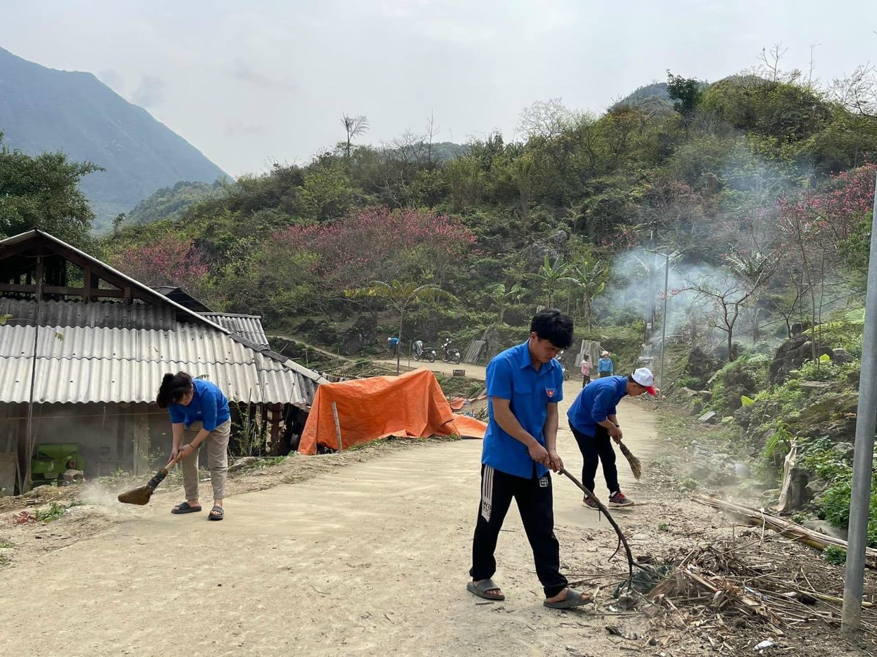 Vệ sinh đường làng, ngõ xóm. Vệ sinh đường làng, ngõ xóm.