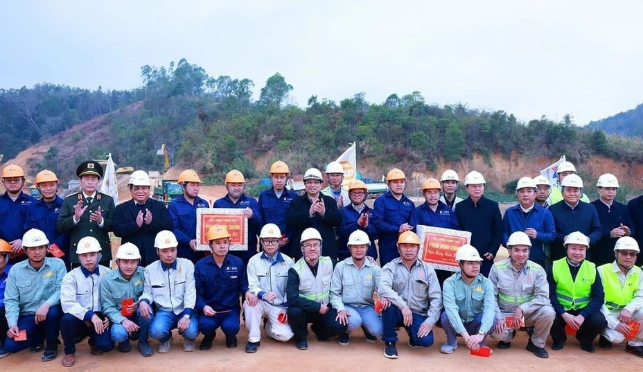 Cán bộ, công nhân thực hiện dự án cao tốc Hữu Nghị - Chi Lăng hân hoan nhận quà xuân của Thủ tướng Phạm Minh Chính. Cán bộ, công nhân thực hiện dự án cao tốc Hữu Nghị - Chi Lăng hân hoan nhận quà xuân của Thủ tướng Phạm Minh Chính.