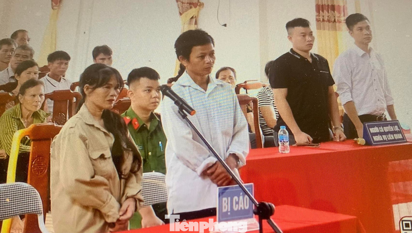 Bị cáo Hoàng Thị Lỏi và Chu Văn Lo khai nhận hành vi tại phiên tòa. Ảnh: Duy Chiến Bị cáo Hoàng Thị Lỏi và Chu Văn Lo khai nhận hành vi tại phiên tòa. Ảnh: Duy Chiến