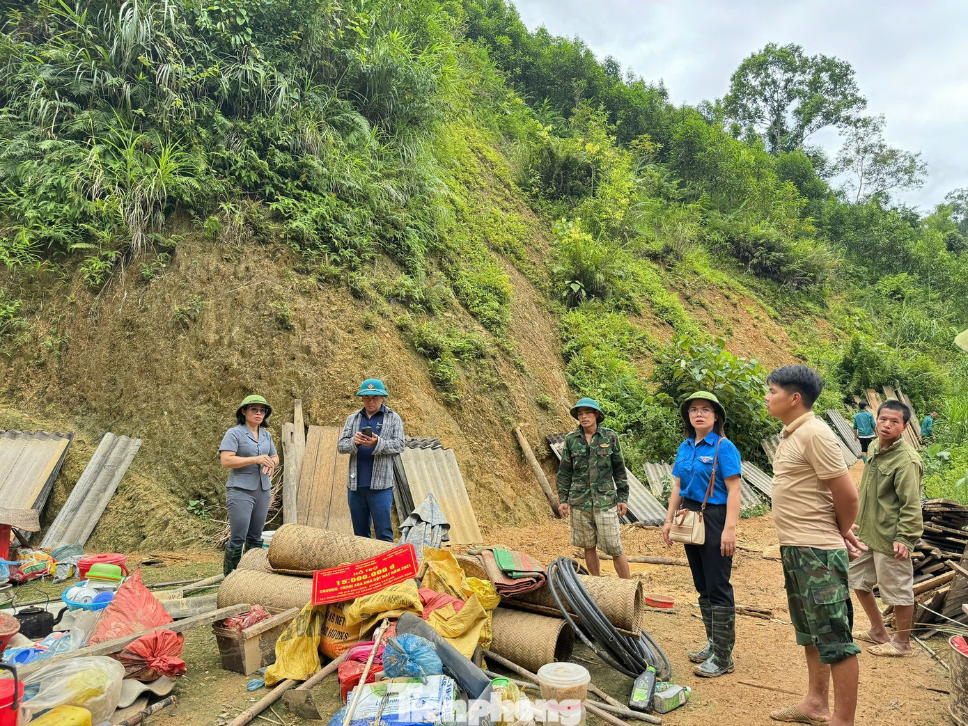 Đoàn viên thanh niên tham gia di dời đồ đạc, tài sản của người dân đến nơi an toàn.