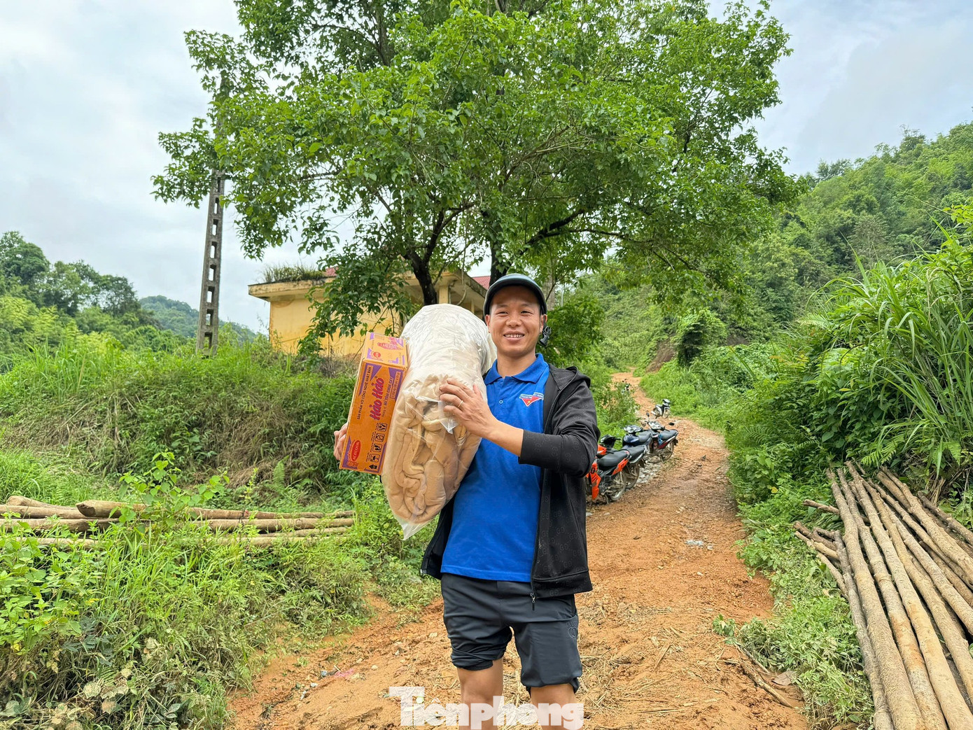 Đoàn viên, thanh niên hỗ trợ nhu yếu phẩm cần thiết cho các hộ dân bị thiệt hại do mưa lũ. Ảnh: Duy Chiến