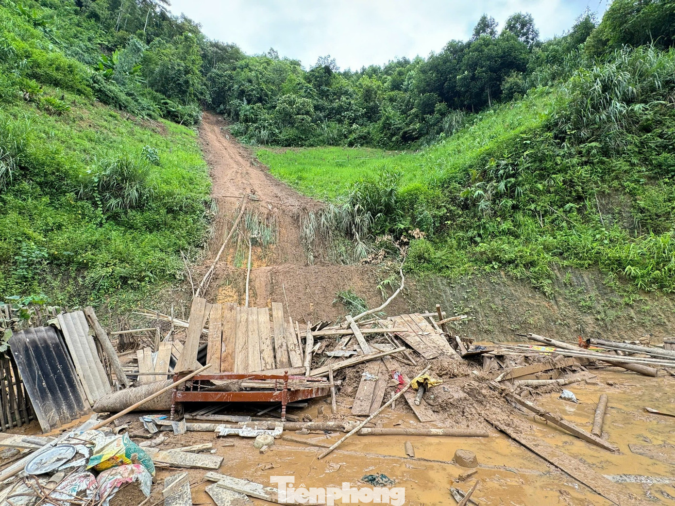 Đồ đạc, nhà cửa bị đất đá phá hủy, vùi lấp.
