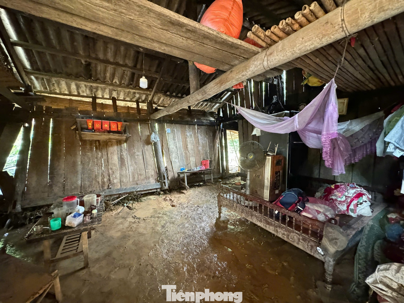 Bùn đất tràn vào nhà dân.