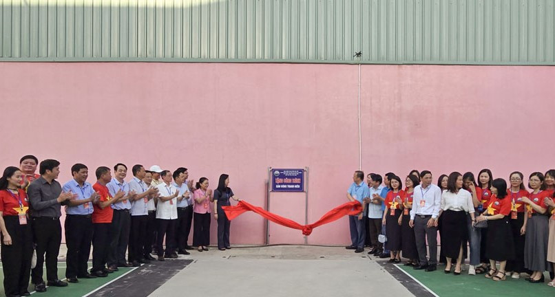 Khánh thành bàn giao sân bóng thanh niên tại Trường Trung cấp nghề Thái Nguyên.