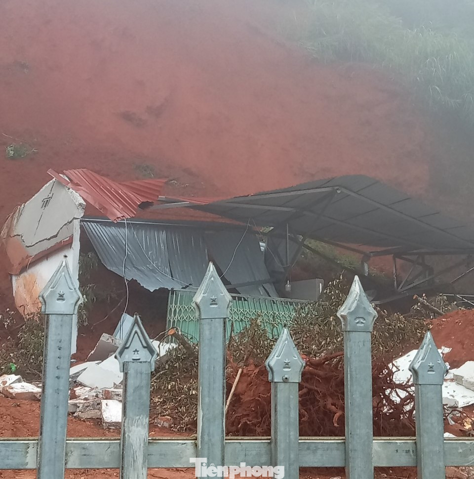 Sáng 6/8, số lượng đất đá lớn từ đồi cao tiếp tục đổ xuống, vùi lấp nhà kho và 2 phòng Karaoke. Ảnh: Duy Chiến