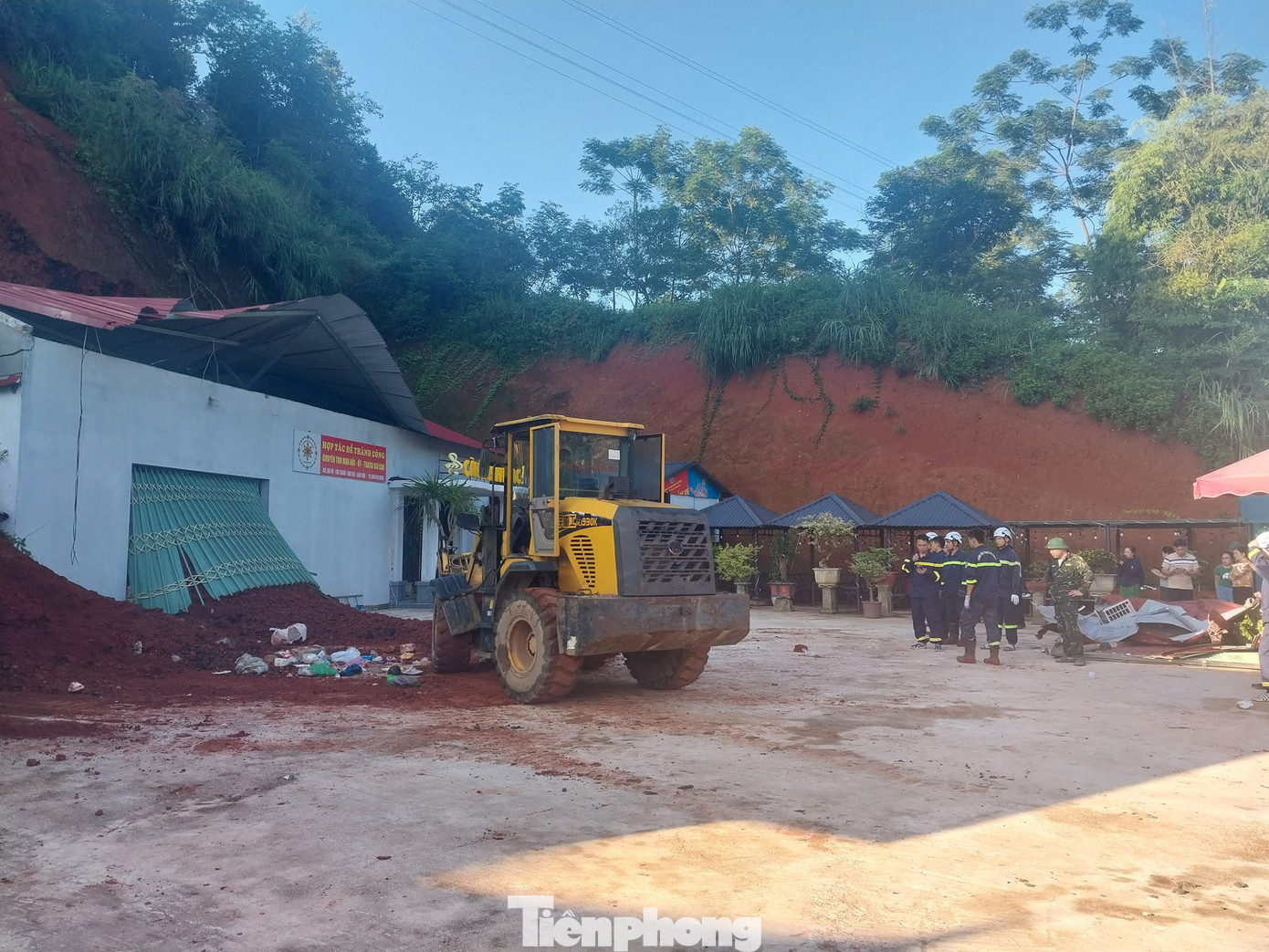 Vụ sạt lở đất sáng 6/8 tiếp tục vùi lấp kho tàng ở HTX Chế biến nông sản hữu cơ Lạng Sơn. Ảnh: Duy Chiến