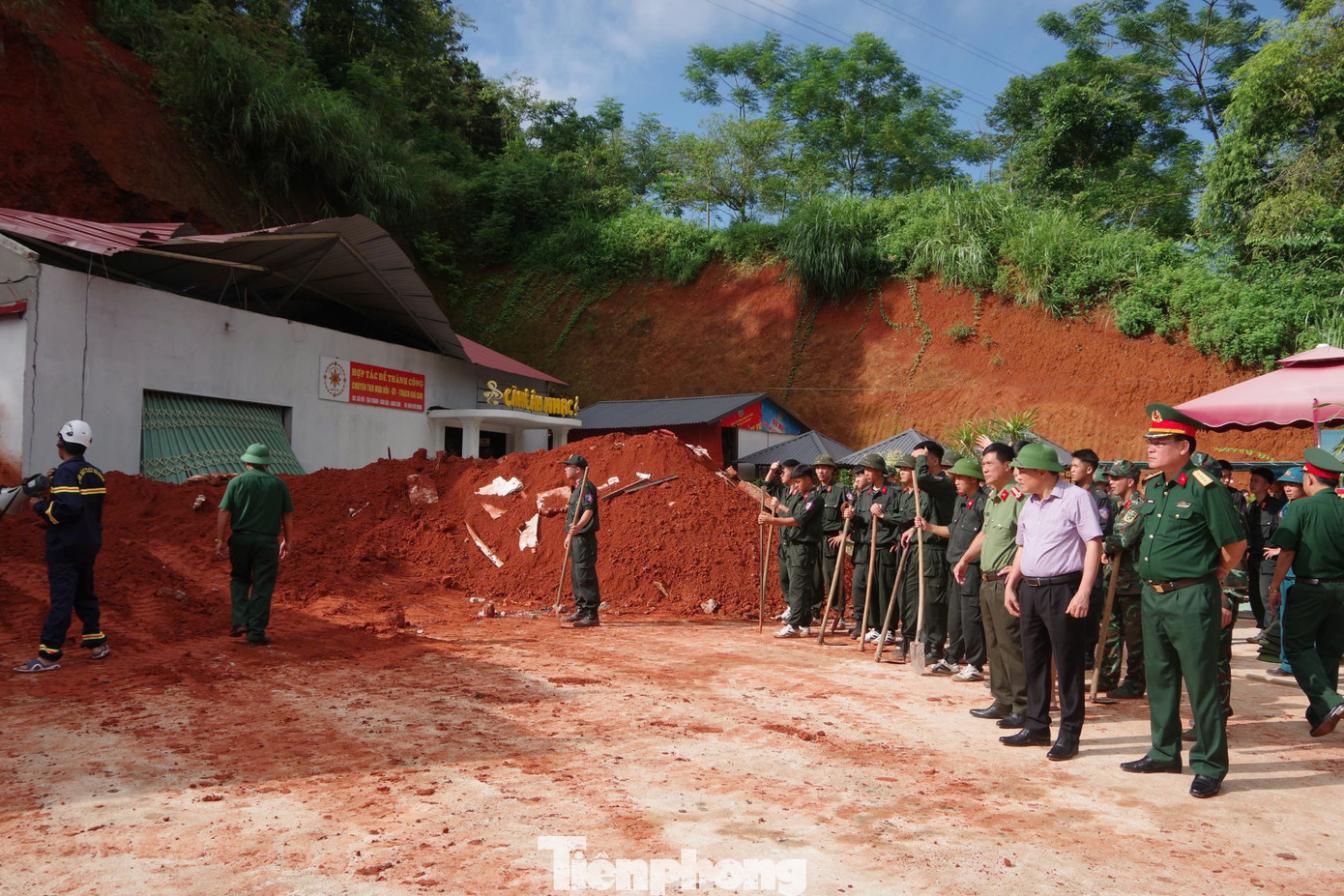 Trước địa hình phức tạp, thời tiết bất thường rất dễ xảy ra sạt lở đất, cấp ủy, chính quyền địa phương cảnh báo và tạo điều kiện để người dân đến nơi ở an toàn. Ảnh: Duy Chiến