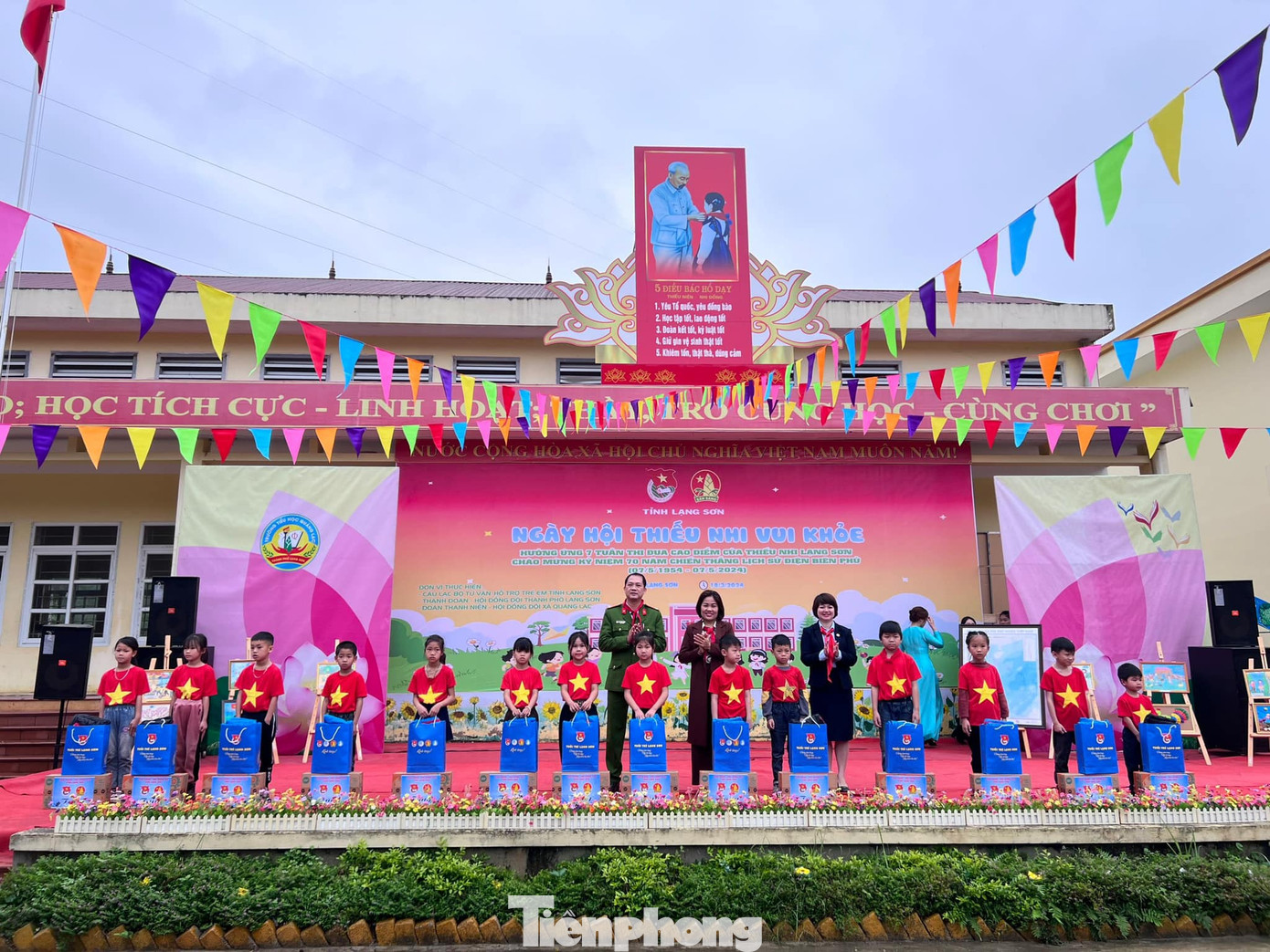 Tặng quà cho các em thiếu niên, nhi đồng tiêu biểu. Tặng quà cho các em thiếu niên, nhi đồng tiêu biểu.