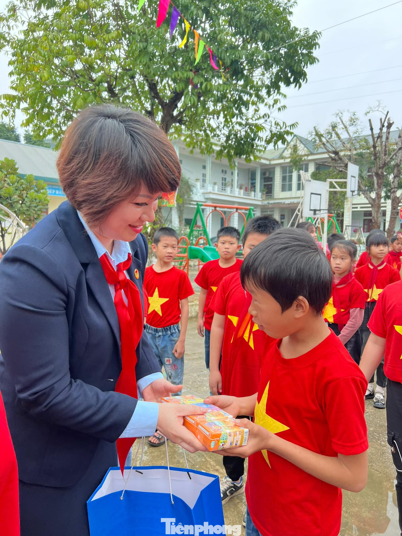 Chị Lê Thùy Dung - Phó Bí thư Tỉnh Đoàn, Chủ tịch Hội đồng Đội tỉnh tặng quà cho các em thiếu niên, nhi đồng. Chị Lê Thùy Dung - Phó Bí thư Tỉnh Đoàn, Chủ tịch Hội đồng Đội tỉnh tặng quà cho các em thiếu niên, nhi đồng.