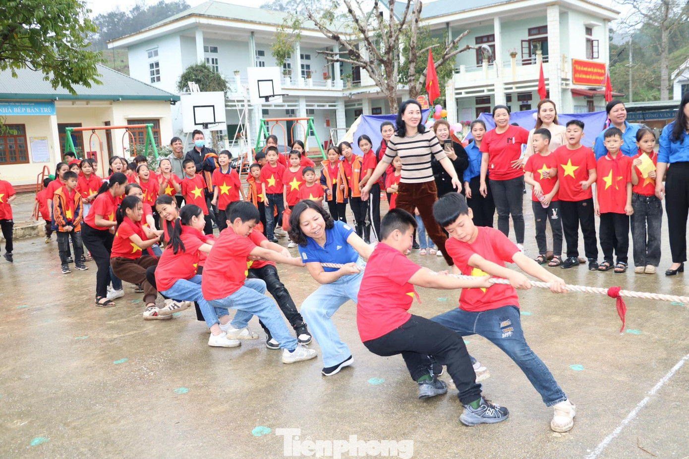 Sôi nổi cuộc thi kéo co. Sôi nổi cuộc thi kéo co.