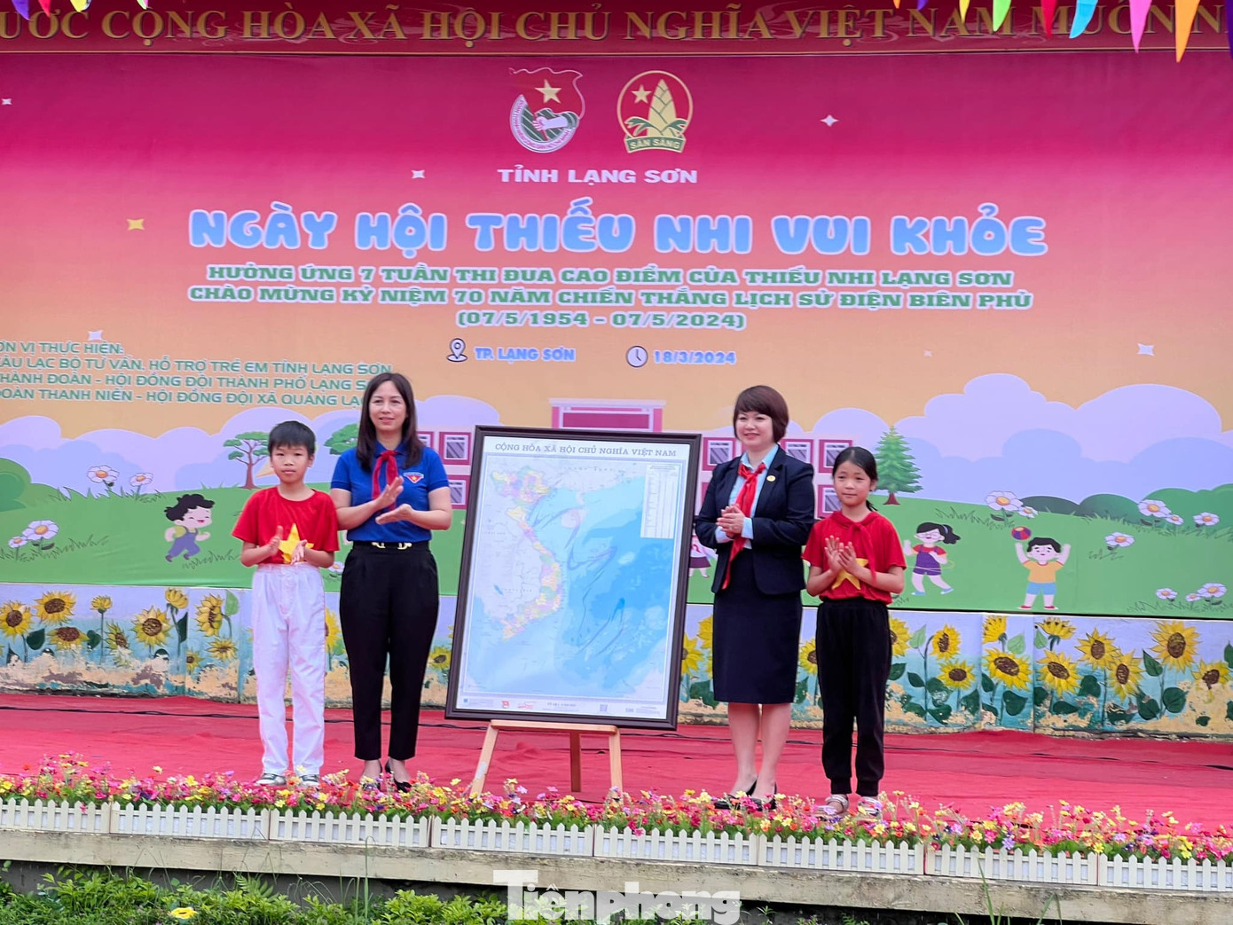 Hội đồng Đội tỉnh trao tặng bản đồ Việt Nam cho các liên đội. Hội đồng Đội tỉnh trao tặng bản đồ Việt Nam cho các liên đội.