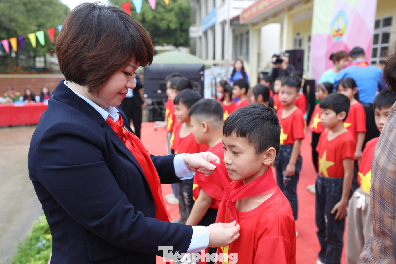 Nhiều em được kết nạp vào Đội Thiếu niên Tiền phong Hồ Chí Minh. Nhiều em được kết nạp vào Đội Thiếu niên Tiền phong Hồ Chí Minh.