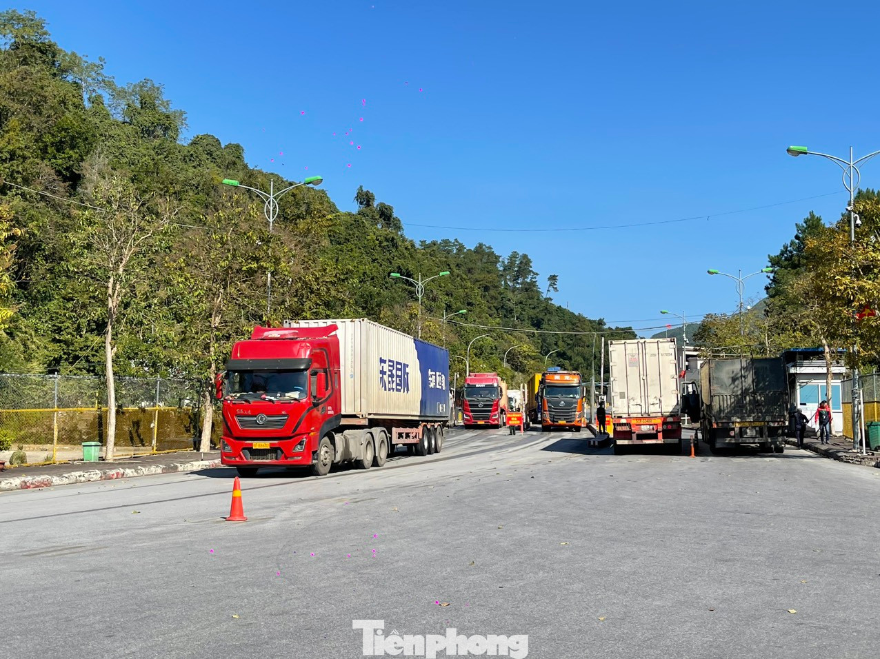 Hàng hóa xuất nhập khẩu qua cửa khẩu quốc tế Hữu Nghị vẫn rất sôi động. Ảnh: Duy Chiến.