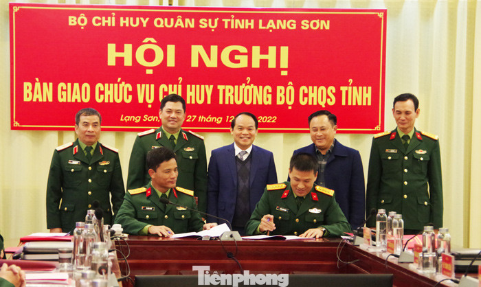 Trước sự chứng kiến của các cấp lãnh đạo, hai Đại tá Trần Xuân Mạnh và Lê Xuân Thuân ký biên bản bàn giao. Ảnh: DN Trước sự chứng kiến của các cấp lãnh đạo, hai Đại tá Trần Xuân Mạnh và Lê Xuân Thuân ký biên bản bàn giao. Ảnh: DN