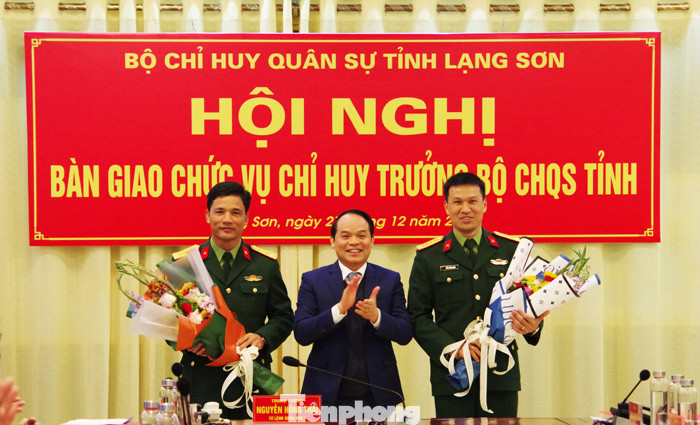 Bí thư Tỉnh ủy Lạng Sơn Nguyễn Quốc Đoàn (giữa) tặng hoa chúc mừng. Ảnh: DN Bí thư Tỉnh ủy Lạng Sơn Nguyễn Quốc Đoàn (giữa) tặng hoa chúc mừng. Ảnh: DN