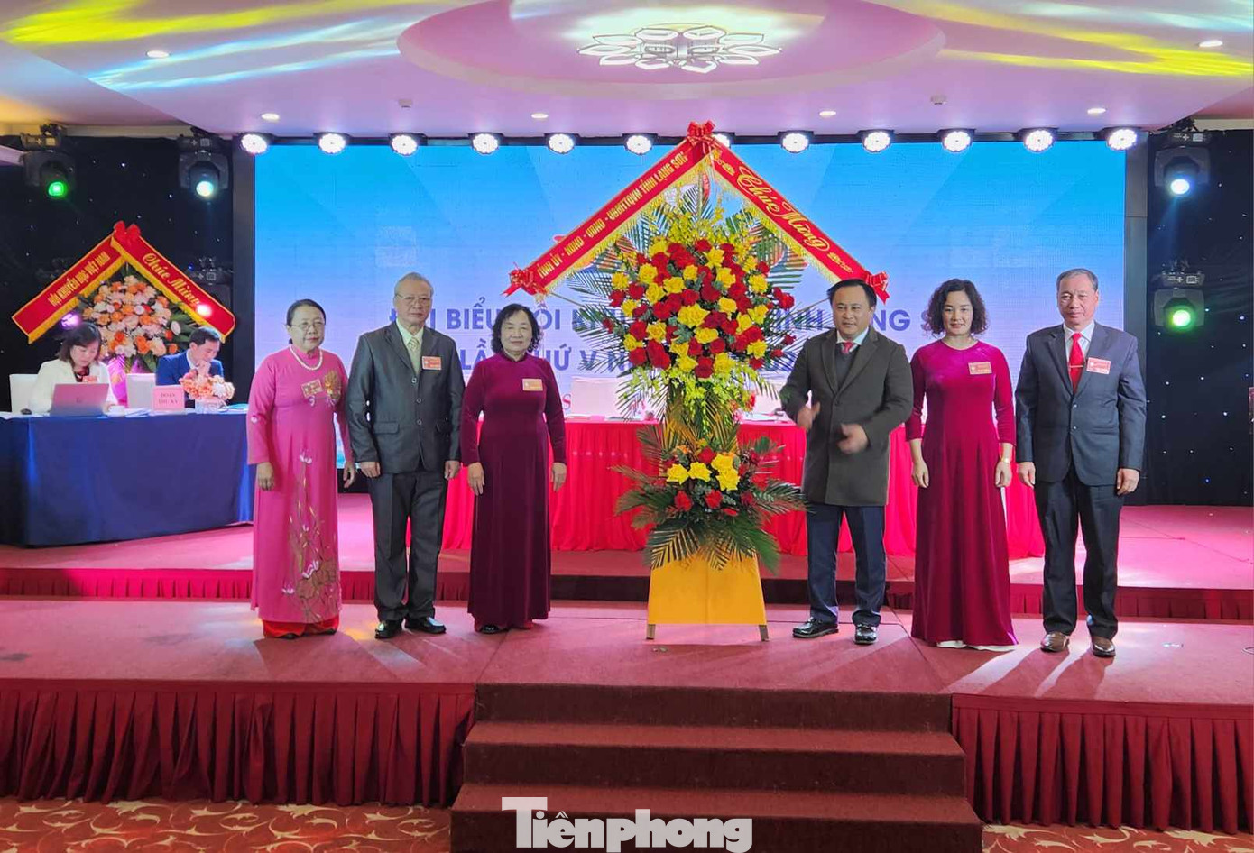 Lãnh đạo UBND tỉnh Lạng Sơn trao tặng lẵng hoa tươi thắm chúc mừng Đại hội Hội khuyến học địa phương. Ảnh: Duy Chiến