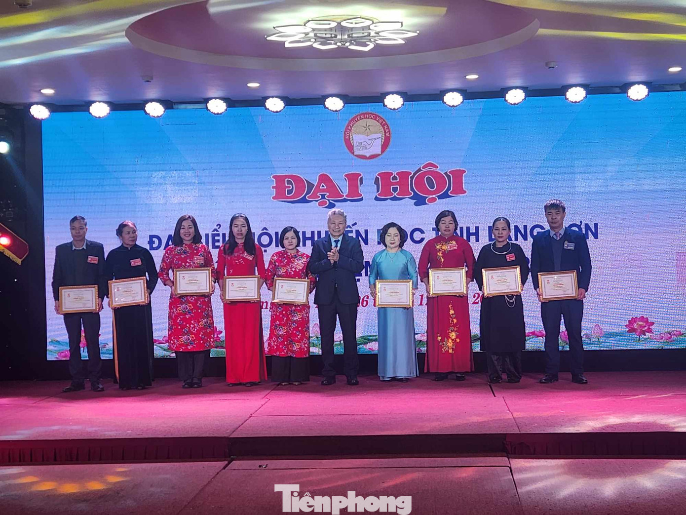 Nhiều tập thể, cá nhân có thành tích xuất sắc được tôn vinh, khen thưởng. Ảnh: Duy Chiến